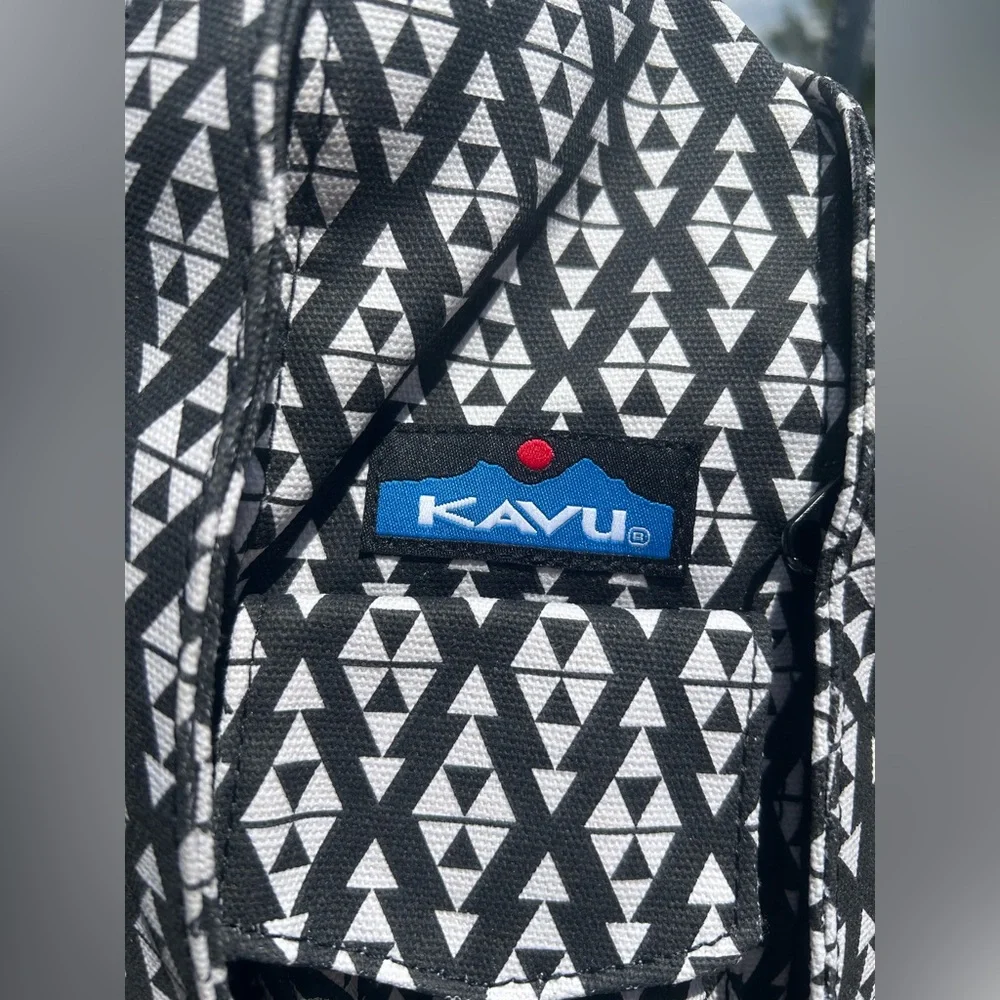 Kavu Rope Sling Bag Crossbody Backpack Black/White Geometric Triangles Trio - Picture 4 of 12